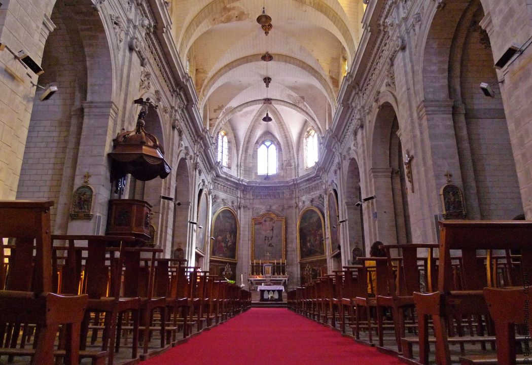 ST SAUVEUR intérieur
